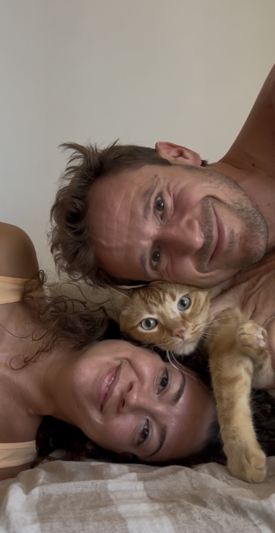 Mónica y Diego con el gato